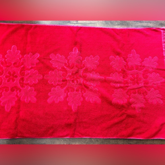 Vintage 60s 70s Cotton Bath Towel Raised Floral Medallion Pattern – 23.5” x 40” - Picture 7 of 7